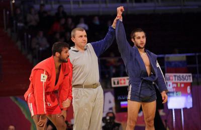 Али Куржев (справа)